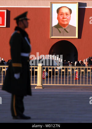 Un soldato cinese sta guardare in piazza Tiananmen, il sito del 1989 studente massacro ordinato dal Partito Comunista leader, mentre il XVIII Congresso del Partito Comunista (CPC) continua le sue sedute accanto alla piazza a Pechino il 13 novembre 2012. La Cina sarà eletto un nuovo leader in una volta in un decennio congresso, inaugurando una nuova era di leader in bilico con il compito di mantenere sia la crescita e la stabilità. UPI/Stephen rasoio Foto Stock