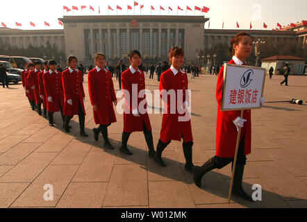 Hostess cinesi rappresentano per le foto su Piazza Tiananmen durante la fase di apertura del la Conferenza consultiva politica del popolo cinese (Cpcpc) a Pechino il 3 marzo 2013. Della Cina di nuovo advisory corpo legislativo ha iniziato la sua sessione annuale a decorrere una volta che-in-un-decade il trasferimento di potenza per una nuova leadership guidato da Xi Jingping dal governo uscente guidata dal presidente Hu Jintao.. UPI/Stephen rasoio Foto Stock