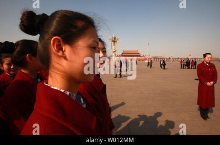 Hostess cinesi rappresentano per le foto su Piazza Tiananmen durante la fase di apertura del la Conferenza consultiva politica del popolo cinese (Cpcpc) a Pechino il 3 marzo 2013. Della Cina di nuovo advisory corpo legislativo ha iniziato la sua sessione annuale a decorrere una volta che-in-un-decade il trasferimento di potenza per una nuova leadership guidato da Xi Jingping dal governo uscente guidata dal presidente Hu Jintao.. UPI/Stephen rasoio Foto Stock