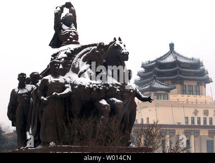 La neve copre una rivoluzione culturale statua nei pressi di un centro espositivo a Pechino il 7 febbraio 2014. È la prima neve per colpire la Cina del capitale in quanto l'inverno è iniziato lo scorso anno. UPI/Stephen rasoio Foto Stock