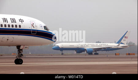 Stati Uniti La First Lady Michelle Obama l'aereo, denominato Stella luminosa, si diparte Chengdu, la capitale della provincia del Sichuan in Cina il 26 marzo 2014. UPI/Stephen rasoio Foto Stock