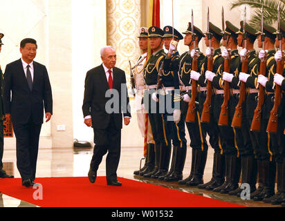 Il presidente israeliano Shimon Peres (R) e il presidente cinese Xi Jinping frequentare un militare di guardia d'onore la cerimonia di benvenuto nella Grande Sala del popolo a Pechino il 8 aprile 2014. UPI/Stephen rasoio Foto Stock