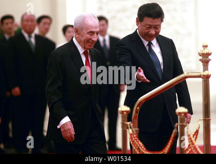 Il presidente israeliano Shimon Peres (L) e il presidente cinese Xi Jinping frequentare un militare di guardia d'onore la cerimonia di benvenuto nella Grande Sala del popolo a Pechino il 8 aprile 2014. UPI/Stephen rasoio Foto Stock