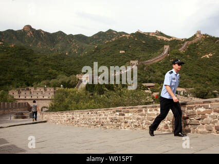 La polizia cinese pattugliano la zona degli Stati Uniti in cui Il segretario di Stato John Kerry si recherà in visita la sezione Badaling della Grande Muraglia Cinese appena fuori di Pechino il 8 luglio 2014. Kerry è in Cina la capitale per partecipare al sesto round della Cina e Stati Uniti e strategico il dialogo economico noto come 'S&ED.' UPI/Stephen rasoio Foto Stock