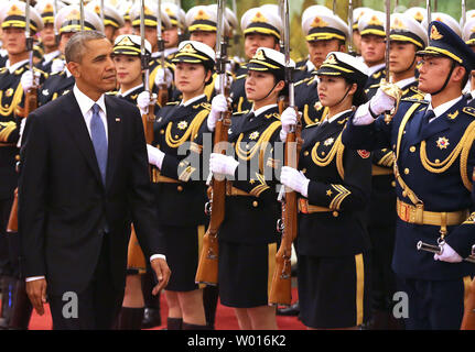 Stati Uniti Il presidente Barack Obama assiste ad una cerimonia di benvenuto presso la Grande Sala del Popolo di Pechino del 12 novembre 2014. Il Presidente Obama è in Cina la capitale per assistere alla APEC Leader dell' incontro e per le questioni economiche, di sicurezza e di difesa dei diritti dell'uomo. UPI/Stephen rasoio Foto Stock