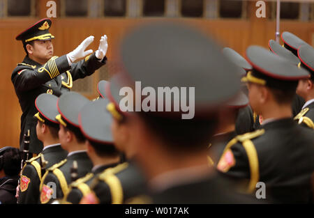 Della Cina di National Military band suona l inno nazionale presso la sessione di apertura dell'annuale del popolo cinese Conferenza consultiva (Cpcpc) che si terrà nella Grande Sala del Popolo di Pechino il 3 marzo 2015. Unfazed mediante la pressione verso il basso sul paese del rallentamento dell'economia, i leader cinesi si sono impegnati a compiere ulteriori sforzi per contribuire a far avanzare le riforme economiche. Foto di Stefano rasoio/UPI Foto Stock