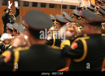 Della Cina di National Military band suona l inno nazionale presso la sessione di apertura dell'annuale del popolo cinese Conferenza consultiva (Cpcpc) che si terrà nella Grande Sala del Popolo di Pechino il 3 marzo 2015. Unfazed mediante la pressione verso il basso sul paese del rallentamento dell'economia, i leader cinesi si sono impegnati a compiere ulteriori sforzi per contribuire a far avanzare le riforme economiche. Foto di Stefano rasoio/UPI Foto Stock