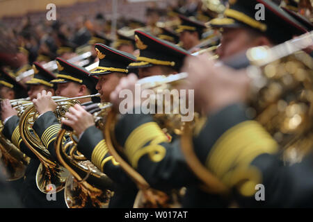 Della Cina di National Military band suona l inno nazionale presso la sessione di apertura dell'annuale del popolo cinese Conferenza consultiva (Cpcpc) che si terrà nella Grande Sala del Popolo di Pechino il 3 marzo 2015. Unfazed mediante la pressione verso il basso sul paese del rallentamento dell'economia, i leader cinesi si sono impegnati a compiere ulteriori sforzi per contribuire a far avanzare le riforme economiche. Foto di Stefano rasoio/UPI Foto Stock