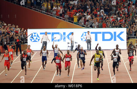 (L-R) Cina, Germania, Gran Bretagna, USA, Francia, Giamaica, Canada e Antigua & Barbuda hand off manganelli per i loro team guide di ancoraggio in 4x100 metri finali relè presso la IAAF Campionati del Mondo di essere ospitati da Pechino il 29 agosto 2015. La Giamaica ha vinto con un tempo di 37.36 secondi, seguita dalla Cina (38.01) e Canada (38.13) in terza. Stati Uniti d'America è stato squalificato. Foto di Stefano rasoio/UPI Foto Stock