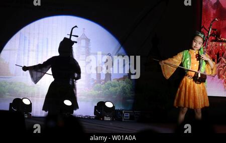 Kathmandu, Nepal. Il 26 giugno, 2019. Un artista da Little Red Flower Art Troupe da Nanjing in oriente cinese della provincia di Jiangsu esegue durante un evento "Nanjing cultura e turismo promozione " a Kathmandu. Credito: Archana Shrestha che Pacifico/press/Alamy Live News Foto Stock