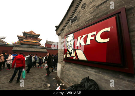 Visita cinese un KFC franchising si trova accanto a un livello nazionale tempio protetta a Pechino il 28 febbraio 2016. La Cina è diventata uno dei maggiori mercati per KFC franchising nel mondo. Foto di Stefano rasoio/UPI Foto Stock