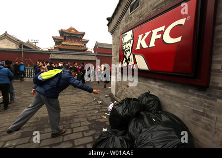 Visita cinese un KFC franchising si trova accanto a un livello nazionale tempio protetta a Pechino il 28 febbraio 2016. La Cina è diventata uno dei maggiori mercati per KFC franchising nel mondo. Foto di Stefano rasoio/UPI Foto Stock