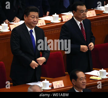 Della Cina di top leader, tra cui il presidente cinese Xi Jinping (L) e il Premier LI Keqiang, partecipare alla sessione di apertura del popolo cinese Conferenza consultiva politica (Cpcpc) presso la Grande Sala del Popolo di Pechino il 3 marzo 2016. Più di 2.000 membri e delegati della Cina al top consulenza legislativa corpo convocata la loro riunione annuale. Foto di Stefano rasoio/UPI Foto Stock