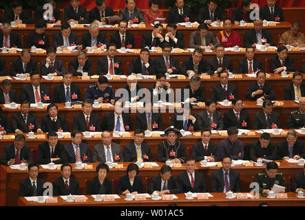 Della Cina di top leader, tra cui il presidente cinese Xi Jinping, partecipare alla sessione di apertura del popolo cinese Conferenza consultiva politica (Cpcpc) presso la Grande Sala del Popolo di Pechino il 3 marzo 2016. Più di 2.000 membri e delegati della Cina al top consulenza legislativa corpo convocata la loro riunione annuale. Foto di Stefano rasoio/UPI Foto Stock