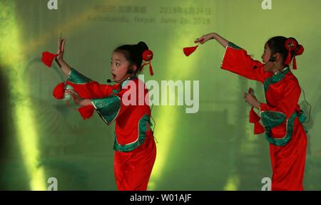 Kathmandu, Nepal. Il 26 giugno, 2019. Artisti provenienti da Little Red Flower Art Troupe da Nanjing in oriente cinese della provincia di Jiangsu eseguire durante un evento "Nanjing cultura e turismo promozione " a Kathmandu. Credito: Archana Shrestha che Pacifico/press/Alamy Live News Foto Stock