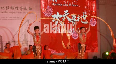 Kathmandu, Nepal. Il 26 giugno, 2019. Artisti provenienti da Little Red Flower Art Troupe da Nanjing in oriente cinese della provincia di Jiangsu eseguire durante un evento "Nanjing cultura e turismo promozione " a Kathmandu. Credito: Archana Shrestha che Pacifico/press/Alamy Live News Foto Stock