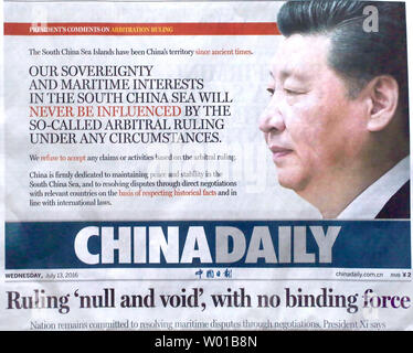 Il governo-controllato, lingua inglese quotidiano cinese, China Daily, corre un front-page confutazione delle Nazioni Unite (ONU) decisione a portata di mano le Filippine una vittoria su una disputa territoriale - il giornale di essere venduto in corrispondenza di news stands a Pechino il 13 luglio 2016. La Cina ha avvertito in altri paesi contro che minacciano la sua sicurezza e le sue rivendicazioni nel mare della cina del sud dopo che un tribunale delle Nazioni Unite si è pronunciata contro la Cina la rivendicazione della stragrande maggioranza del mare sotto il trattato internazionale che disciplinano i mari. Foto di Stefano rasoio/UPI Foto Stock