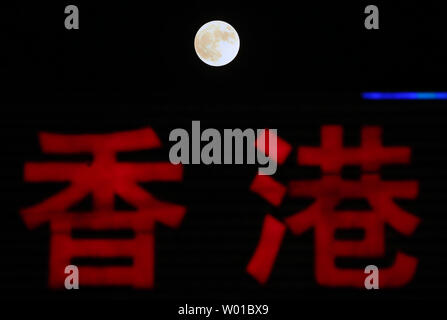 La piena 'super luna' sorge sopra un ristorante Cinese a Pechino il 14 novembre 2016. Per la prima volta in 70 anni, il più grande super luna più vicina alla Terra dal 1948 risulteranno per tutta la notte il 14 novembre secondo la NASA. Foto di Stefano rasoio/UPI Foto Stock