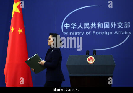 Chinese Vice Direttore del Ministero degli Esteri Hua Chunying lascia una conferenza stampa, il primo dopo la cerimonia di inaugurazione della U.S. Presidente Donald Trump, a Pechino il 23 gennaio 2017. Hua ha sottolineato che Trump deve comprendere appieno l'importanza della politica "una sola Cina" e apprezza il fatto che la questione di Taiwan è altamente sensibile per il governo di Pechino. Foto di Stefano rasoio/UPI Foto Stock