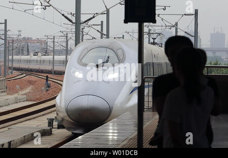 Uno della Cina il più recente e veloce 'bullet treni' arriva a un hi-speed rail hub a Pechino il 15 settembre 2017. La Cina ha gettato più di 12.400 miglia di hi-speed rail con un bersaglio di aggiungere un altro 6,214 miglia dal 2020, rendendo la rete più grande al mondo. Foto di Stefano rasoio/UPI Foto Stock
