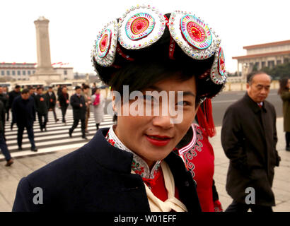 I delegati cinesi arrivano come il Congresso nazionale del popolo (ANP) continua nella Grande Sala del Popolo di Pechino del 17 marzo 2018. Il presidente cinese Xi Jinping ha fissato un altro cinque anni come la Cina del leader. Foto di Stefano rasoio/UPI Foto Stock