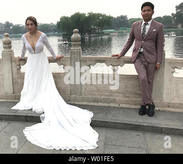Un giovane cinese pone per foto di matrimonio in un parco a Pechino il 18 agosto 2018. Di fronte con il calo dei tassi di natalità, la Cina sta esortando i cittadini a disporre di più bambini come esso solleva la sua controversa politica del figlio unico. Foto di Stefano rasoio/UPI Foto Stock