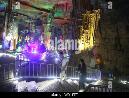 I turisti cinesi di visitare la Grande Rift Valley del Monte Tai, Provincia di Shandong, il 23 agosto 2018. Copre un'area di 1,28 milioni di metri quadrati, i 6.000 metri-odd lunga grotta carsica è di circa 500 milioni di anni fa. Foto di Stefano rasoio/UPI Foto Stock