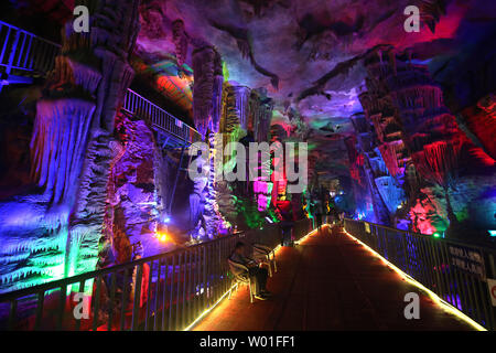 I turisti cinesi di visitare la Grande Rift Valley del Monte Tai, Provincia di Shandong, il 23 agosto 2018. Copre un'area di 1,28 milioni di metri quadrati, i 6.000 metri-odd lunga grotta carsica è di circa 500 milioni di anni fa. Foto di Stefano rasoio/UPI Foto Stock