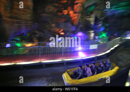 I turisti cinesi di visitare la Grande Rift Valley del Monte Tai, Provincia di Shandong, il 23 agosto 2018. Copre un'area di 1,28 milioni di metri quadrati, i 6.000 metri-odd lunga grotta carsica è di circa 500 milioni di anni fa. Foto di Stefano rasoio/UPI Foto Stock