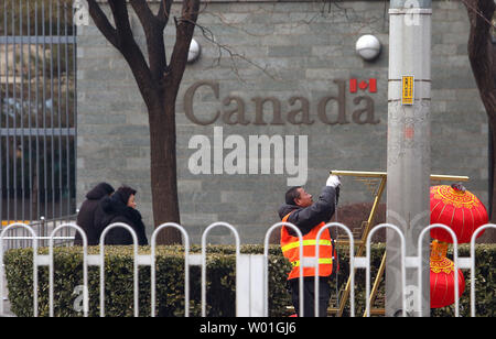 Un lavoratore cinese si blocca lanterne rosse al di fuori dell'Ambasciata canadese in testa fino a Capodanno cinese anni a Pechino il 19 gennaio 2019. Della Cina di ambasciatore in Canada ha messo in guardia il governo canadese per interrompere il reclutamento di supporto internazionale nel suo feudo con la Cina e ha messo in guardia la ritorsione se il Canada divieti cinesi giganti delle telecomunicazioni Huawei per motivi di sicurezza. Foto di Stefano rasoio/UPI Foto Stock