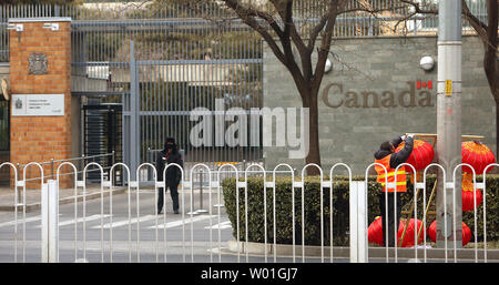 Un lavoratore cinese si blocca lanterne rosse al di fuori dell'Ambasciata canadese in testa fino a Capodanno cinese anni a Pechino il 19 gennaio 2019. Della Cina di ambasciatore in Canada ha messo in guardia il governo canadese per interrompere il reclutamento di supporto internazionale nel suo feudo con la Cina e ha messo in guardia la ritorsione se il Canada divieti cinesi giganti delle telecomunicazioni Huawei per motivi di sicurezza. Foto di Stefano rasoio/UPI Foto Stock