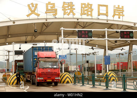 Contenitore camion partono i Yiwu ferrovia stazione di carico in Yiwu, nella provincia di Zhejiang, il 13 aprile 2019. Il Yiwu - Londra linea ferroviaria è la più lunga del trasporto merci ferroviario itinerario nel mondo, collegando la Cina con l'Europa come aumenta il commercio tra le due potenze economiche globali. Foto di Stefano rasoio/UPI Foto Stock