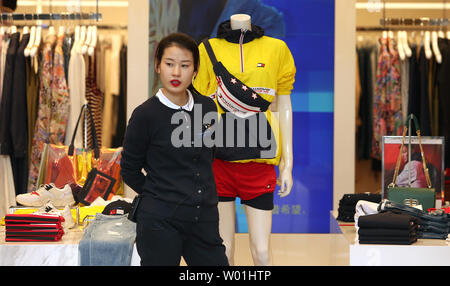 Un negozio attendant attende gli amanti dello shopping a Tommy Hilfiger usa il nuovo flagship store a Pechino il 30 aprile 2019. Nonostante il persistere di controversie commerciali e i diritti di proprietà intellettuale preoccupazioni, tanti top aziende degli Stati Uniti considerano la Cina uno dei loro mercati più importanti. La Casa Bianca dice il commercio degli Stati Uniti delegazione di Pechino è pronta a distanza a piedi dai negoziati se non di commercio trattativa viene raggiunto al più presto. Foto di Stefano rasoio/UPI Foto Stock