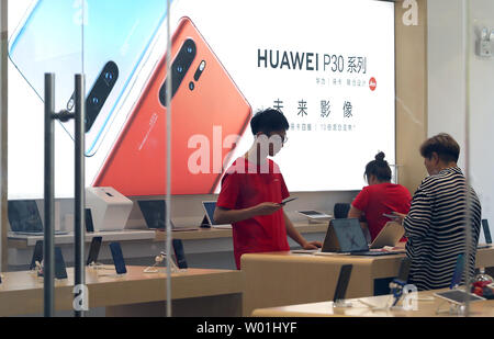 I clienti cinesi shop a Huawei showroom in centro a Pechino il 20 maggio 2019. Google ha sospeso tutti gli affari con Huawei che richiede il trasferimento di hardware e di software e servizi tecnici ad eccezione di quelle pubblicamente disponibili tramite la licenza open source in un colpo per la tecnologia cinese società che il governo degli Stati Uniti ha cercato di inserire in una lista nera di tutto il mondo. Foto di Stefano rasoio/UPI Foto Stock