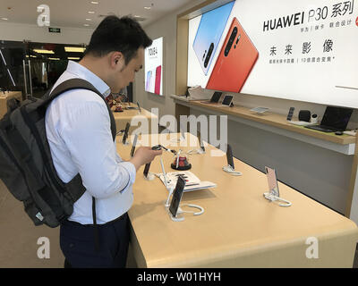 I clienti cinesi shop a Huawei showroom in centro a Pechino il 20 maggio 2019. Google ha sospeso tutti gli affari con Huawei che richiede il trasferimento di hardware e di software e servizi tecnici ad eccezione di quelle pubblicamente disponibili tramite la licenza open source in un colpo per la tecnologia cinese società che il governo degli Stati Uniti ha cercato di inserire in una lista nera di tutto il mondo. Foto di Stefano rasoio/UPI Foto Stock