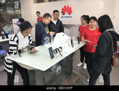 I clienti cinesi shop a Huawei showroom in centro a Pechino il 20 maggio 2019. Google ha sospeso tutti gli affari con Huawei che richiede il trasferimento di hardware e di software e servizi tecnici ad eccezione di quelle pubblicamente disponibili tramite la licenza open source in un colpo per la tecnologia cinese società che il governo degli Stati Uniti ha cercato di inserire in una lista nera di tutto il mondo. Foto di Stefano rasoio/UPI Foto Stock