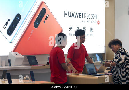 I clienti cinesi shop a Huawei showroom in centro a Pechino il 20 maggio 2019. Google ha sospeso tutti gli affari con Huawei che richiede il trasferimento di hardware e di software e servizi tecnici ad eccezione di quelle pubblicamente disponibili tramite la licenza open source in un colpo per la tecnologia cinese società che il governo degli Stati Uniti ha cercato di inserire in una lista nera di tutto il mondo. Foto di Stefano rasoio/UPI Foto Stock