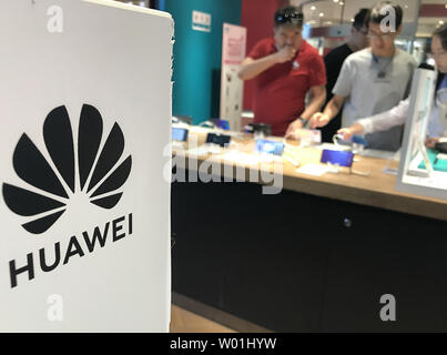 I clienti cinesi shop a Huawei showroom in centro a Pechino il 20 maggio 2019. Google ha sospeso tutti gli affari con Huawei che richiede il trasferimento di hardware e di software e servizi tecnici ad eccezione di quelle pubblicamente disponibili tramite la licenza open source in un colpo per la tecnologia cinese società che il governo degli Stati Uniti ha cercato di inserire in una lista nera di tutto il mondo. Foto di Stefano rasoio/UPI Foto Stock