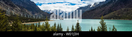 Cina, Tibet, zona tibetana, No Man's Land, altopiano, altitudine, cielo blu, Horizon, Montagne, Vista panoramica, lago Lianwu Foto Stock