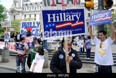 Barack Obama e Hillary Clinton sostenitori rally di fronte Philadelphia City Hall nel centro cittadino di Philadelphia e il 22 aprile 2008. Testa Pennsylvanians alle urne oggi a votare a loro membri primarie presidenziali. (UPI foto/Kevin Dietsch) Foto Stock