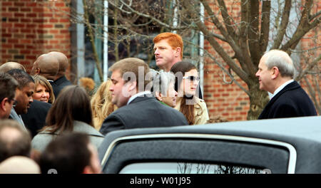 Persone in lutto di attendere in linea per pagare la loro richiesta di Penn State allenatore di calcio Joe Paterno a una visualizzazione a Eisenhower Cappella in State College, Pensilvania il 24 gennaio 2012. Paterno morì dopo una breve battaglia con il cancro del polmone. UPI/George poteri Foto Stock