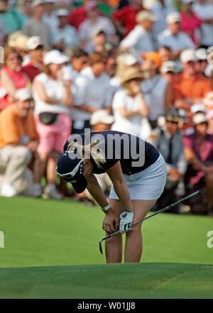 Morgan Pressel, di Boca Raton, FL, reagisce dopo la scheggiatura la palla oltre la diciottesima verde e in un bunker durante il round finale dell'U.S. Open Femminile in Pinehurst, N.C., 1 luglio 2007. Pressel shot un round finale 77 per completare tre colpi su legato per 10th. (UPI foto/Karl B. DeBlaker) Foto Stock