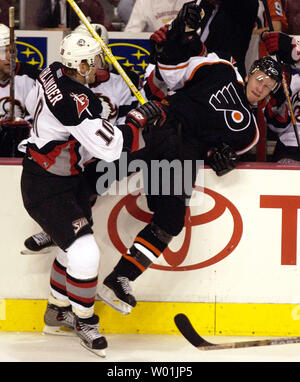 Le sciabole' Henrik Tallinder (10) spinge i volantini' Joni Pitkanen (44) sulle piastre come Philadelphia ospita bufalo in apertura di stagione gioco presso il Wachovia Center di Philadelphia, il 9 ottobre 2003. (JON ADAMS/UPI) Foto Stock