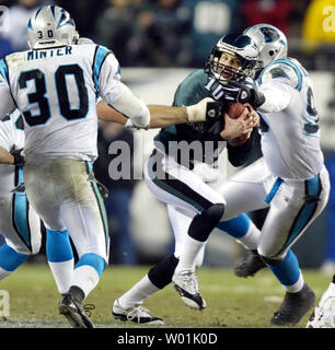 Carolina Panthers defender Micheal Rucker afferra la maschera facciale di Philadelphia Eagles quarterback Koy Detmer. Il Carolina Panthers sconfitto il Philadelphia Eagles 14-3 presso il Lincoln Financial Park di Philadelphia, PA su gennaio 18, 2004. (UPI foto/John Angelillo) Foto Stock