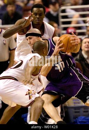 Il 76ers' Eric Nève (20) e Samuel Dalembert (1) tentare di bottiglia fino il re' Mike Bibby (10) come host di Philadelphia Sacramento in un gioco serale presso il Wachovia Center di Philadelphia, il 4 marzo 2004. (UPI PHOTO/ JON ADAMS) Foto Stock