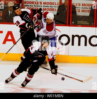 Philadelphia Flyers Lasse Kukkonen (28) si lega a Canadesi di Montreal Guillaume Latendresse (84) sulle piastre come volantini Sami Kapanen (24) prende il controllo del disco durante il terzo periodo di Philadelphia Flyers-Montreal canadesi playoff NHL giocare presso il Wachovia Center di Philadelphia il 30 aprile 2008. Philadelphia ha sconfitto Montreal 4-2 per guadagnare un vantaggio 3-1 nella serie. (UPI foto/John Anderson) Foto Stock