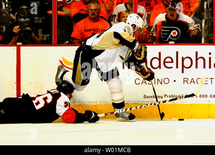 Pittsburgh Penguins Martin Hossa acquisisce il controllo del puck come Philadelphia Flyers Jaroslav Modry va giù sui pannelli durante il primo periodo di Philadelphia pinguini Flyers-Pittsburgh NHL semifinale playoff azione al Wachovia Center di Philadelphia il 13 maggio 2008. (UPI foto/John Anderson) Foto Stock