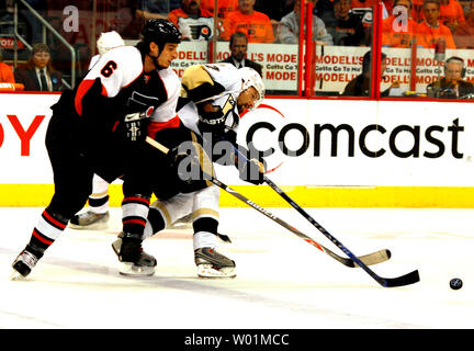 Philadelphia Flyers Randy Jones e Pittsburgh Penguins Petr Sykora battaglia per il controllo del puck su metà di ghiaccio durante il primo periodo di Philadelphia pinguini Flyers-Pittsburgh NHL semifinale playoff azione al Wachovia Center di Philadelphia il 13 maggio 2008. (UPI foto/John Anderson) Foto Stock