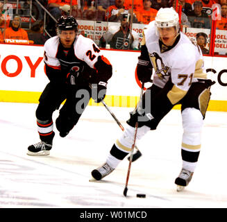 Philadelphia Flyers Sami Kapanen (24) insegue dopo il puck come i pinguini di Pittsburgh Evgeni Malkin (71) acquisisce il controllo sulla metà di ghiaccio durante il primo periodo di Philadelphia pinguini Flyers-Pittsburgh playoff NHL azione al Wachovia Center di Philadelphia il 13 maggio 2008. (UPI foto/John Anderson) Foto Stock
