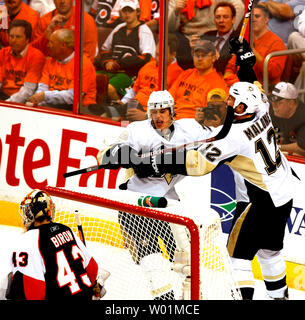 Pittsburgh Penguins Ryan Malone (12) celebra il suo obiettivo con il compagno di squadra Evgeni Malkin durante il terzo periodo di NHL Stanley Cup playoff giocare presso il Wachovia Center di Philadelphia Maggio 13, 2008. Philadelphia Flyers goalie Martin Biron è a sinistra. Pittsburgh sconfitto Philadelphia 4-1 per ottenere tre derivazioni del gioco della serie. (UPI foto/John Anderson) Foto Stock